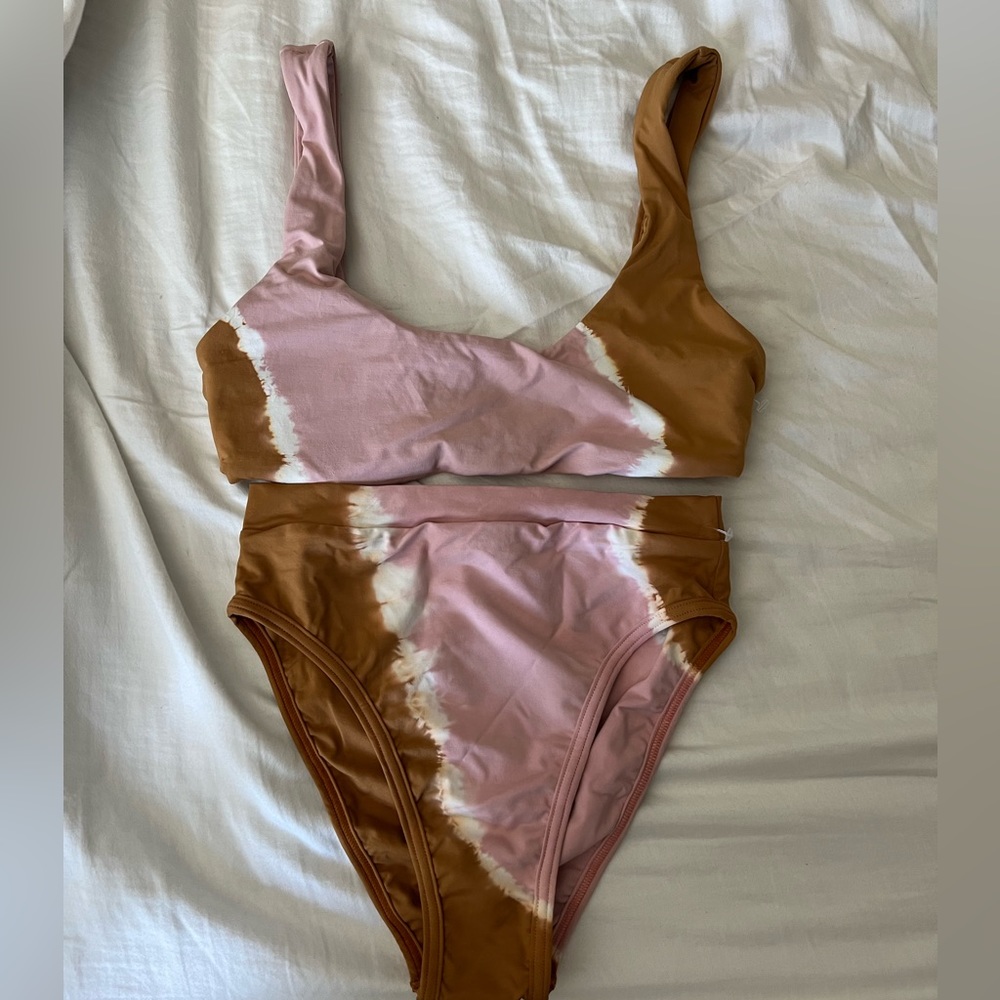 NWOT Lizzie bikini top and high rise bottoms